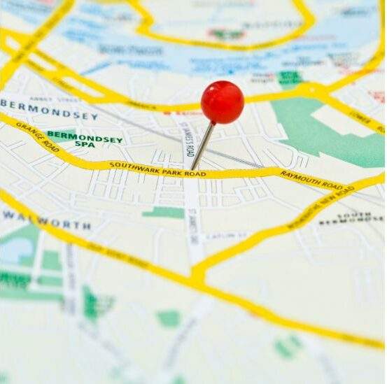 A map with a red pin marking a particular location--Ubicación segura