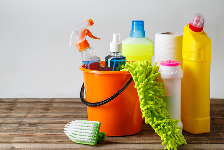 Un cubo de productos de limpieza--A bucket of cleaning products--Químicos Tóxicos